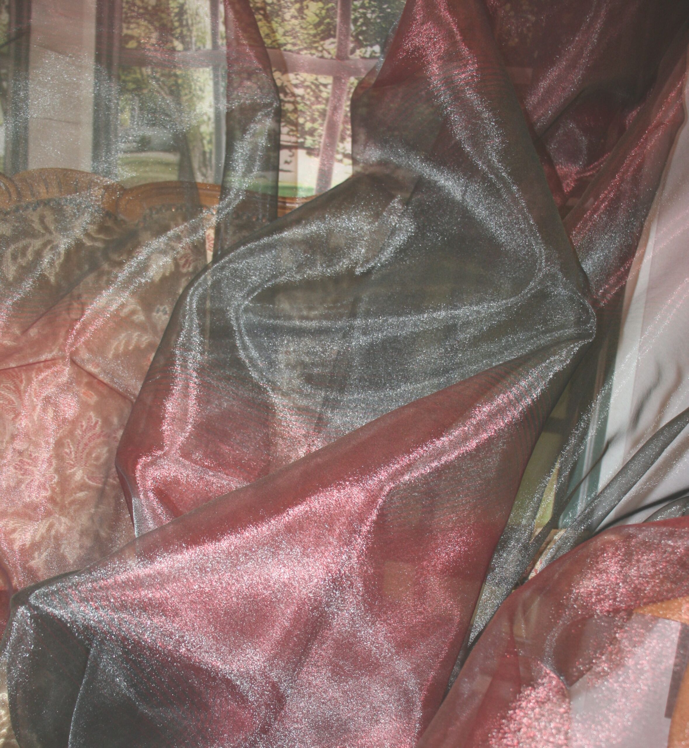 Bordó-fekete organza fényáteresztő függöny