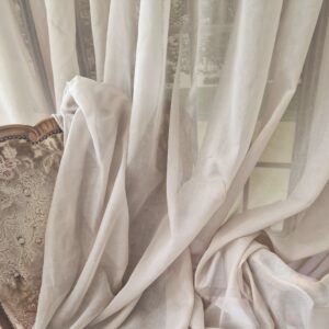 Batiszt homok színű, ólomzsinóros fényáteresztő függöny